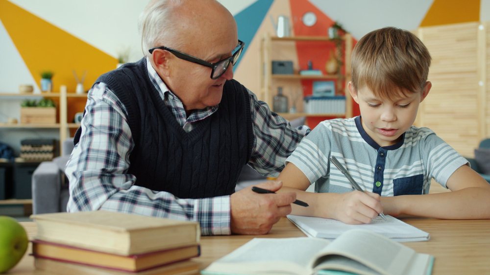 Nonno che aiuta il nipote a fare i compiti